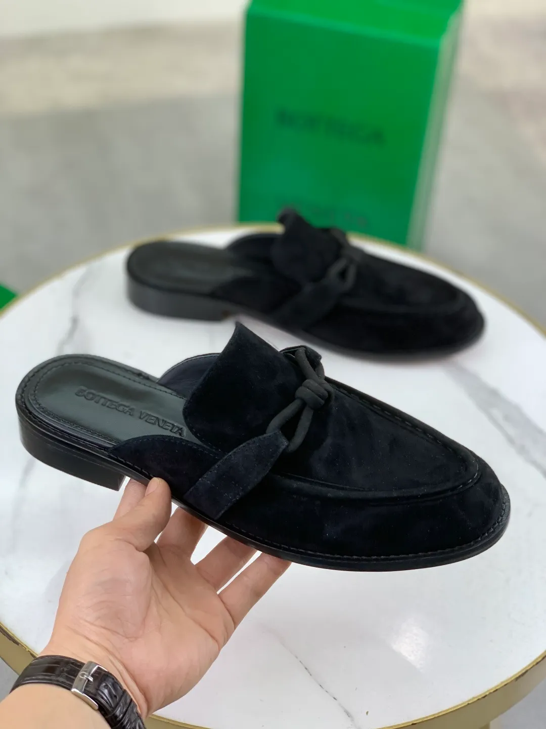 Men's shoes 💰P800 [New model] (genuine leather outsole) water-dyed cow lining 💰High-quality business couple half-slip leather shoes 💎💎💎 BOTTEGA VENETA official website synchronizes the latest top version of BV in the market, accepts material comparison, shoe type comparison, process comparison, practical and textured, versatile and suitable for any occasion, the more you look at it, the more flavorful it becomes. Purely hand-knitted craftsmanship - Upper material, calfskin imported from Italy 🇮🇹 - High-quality water-dyed cowhide lining - Original private model customized leather outsole -Size: Female 35-39 (40 ordered) Male 39-44 (38 45 can be customized) Color: Multiple colors available